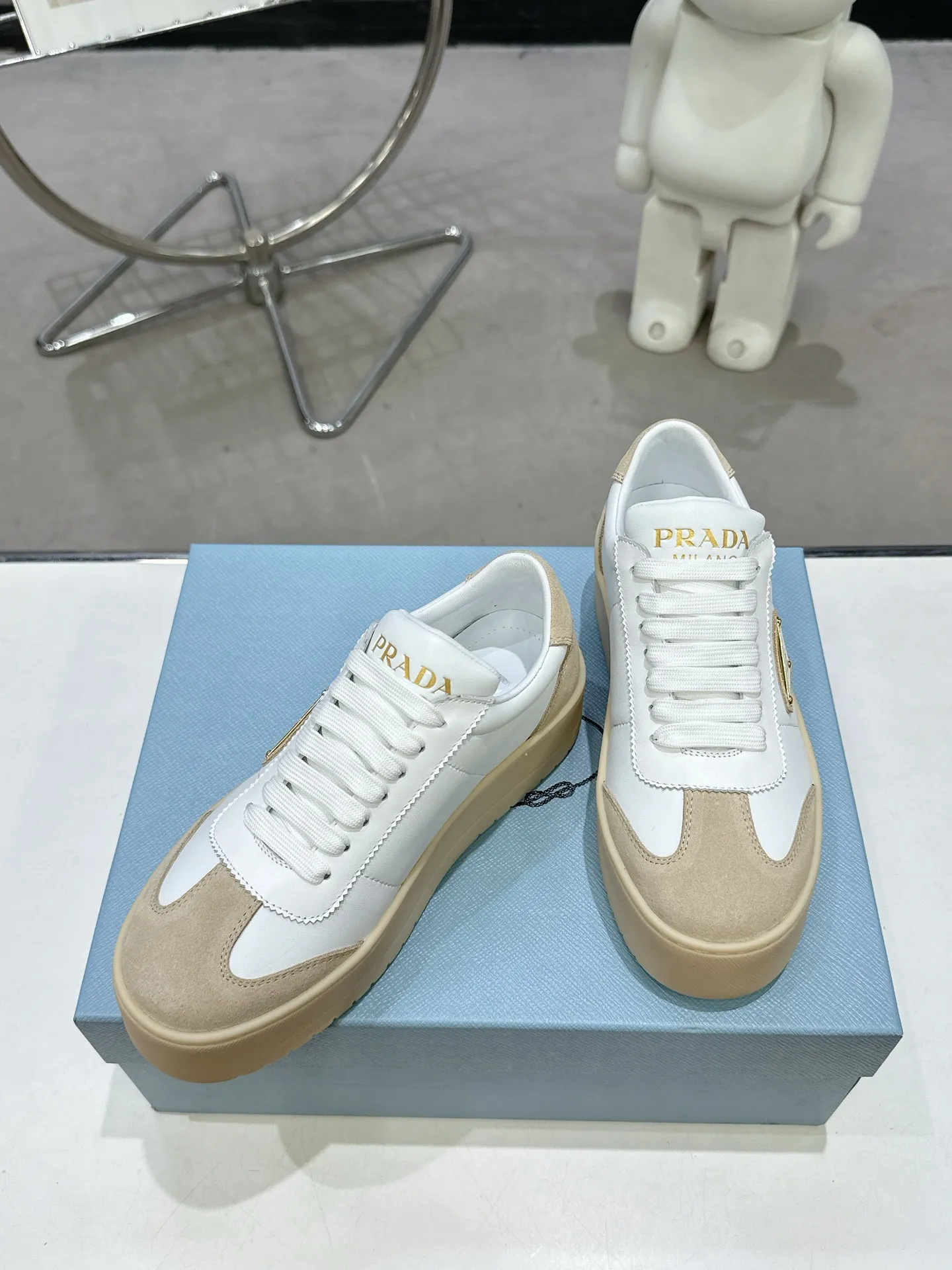 👟👟Ex-factory price 600👟👟 Prada Latest Downtown Bold series Thick-soled Platform Shoes Triangle Logo Casual Sports Shoes White Shoes Original purchase, development and production Downtown Bold sneakers are inspired by the basketball shoes of the 1980s, with sporty design and exquisite details. Crafted from perforated leather, the statement platform sole provides a unique, modern style. The Prada logo is interpreted from different angles, decorated with the iconic enameled triangular metal logo, highlighting the unique classic style. Exquisite packaging at the delivery counter🛍📦 ▪️Fabric: Original custom imported first-layer cowhide ▪️Inner lining: Original imported sheepskin ▪️Outsole: Original open-molded ultra-light foam material ▪️Sole thickness: 4.5CM ▪️Size: Women's 35-40